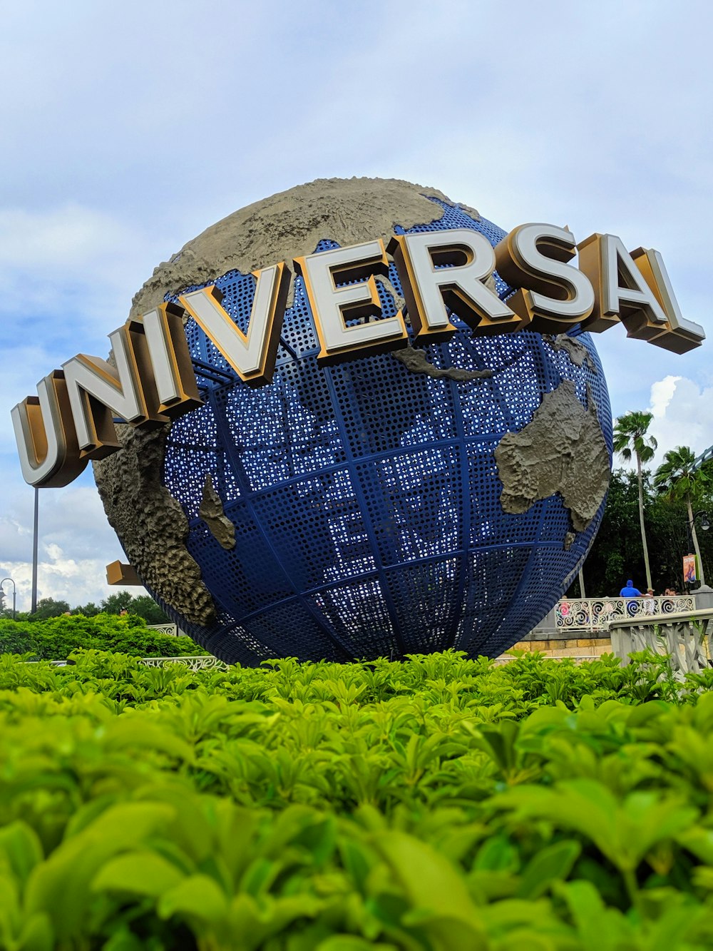 Globe universel sur le champ de la plante