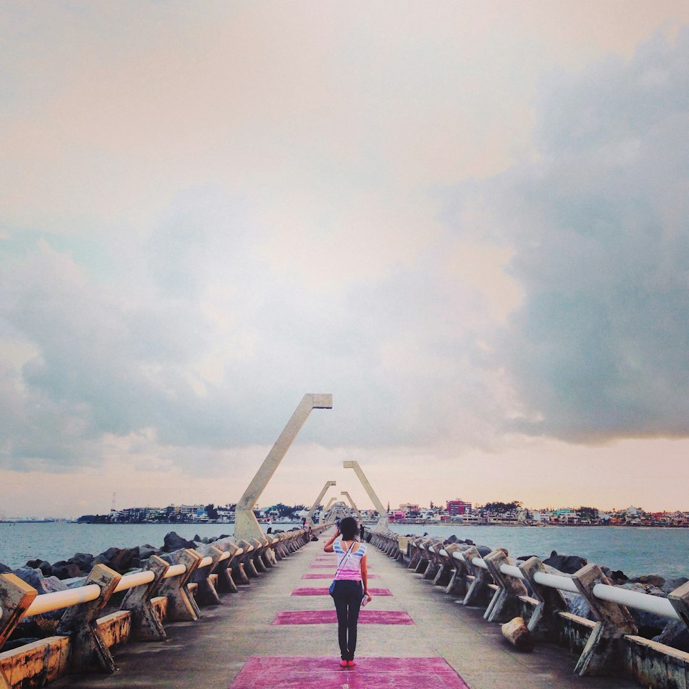 Mujer en el muelle