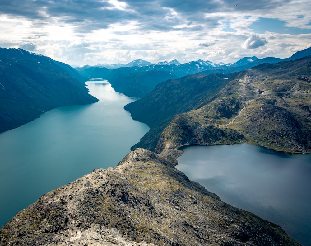 un grand plan d’eau entouré de montagnes