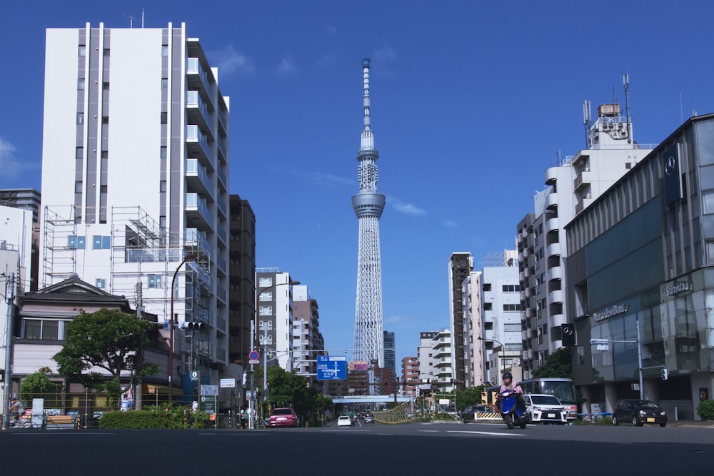 白い高層ビル