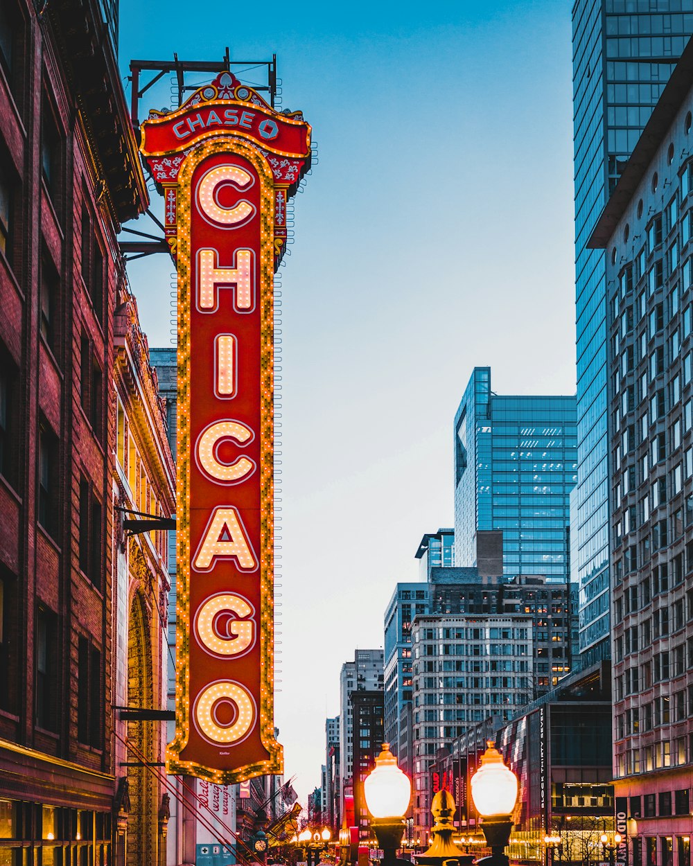 cartellone pubblicitario rosso e giallo Chase O Chicago