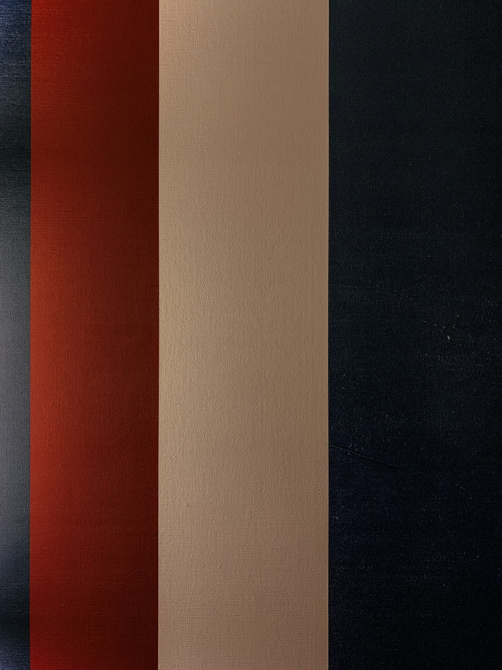 un papier peint rayé rouge, blanc et bleu