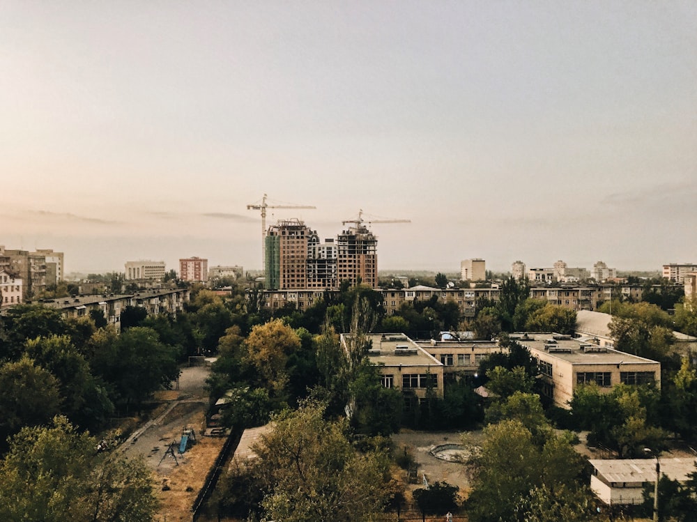 Fotografía aérea de una ciudad urbana bajo cielo despejado durante el día