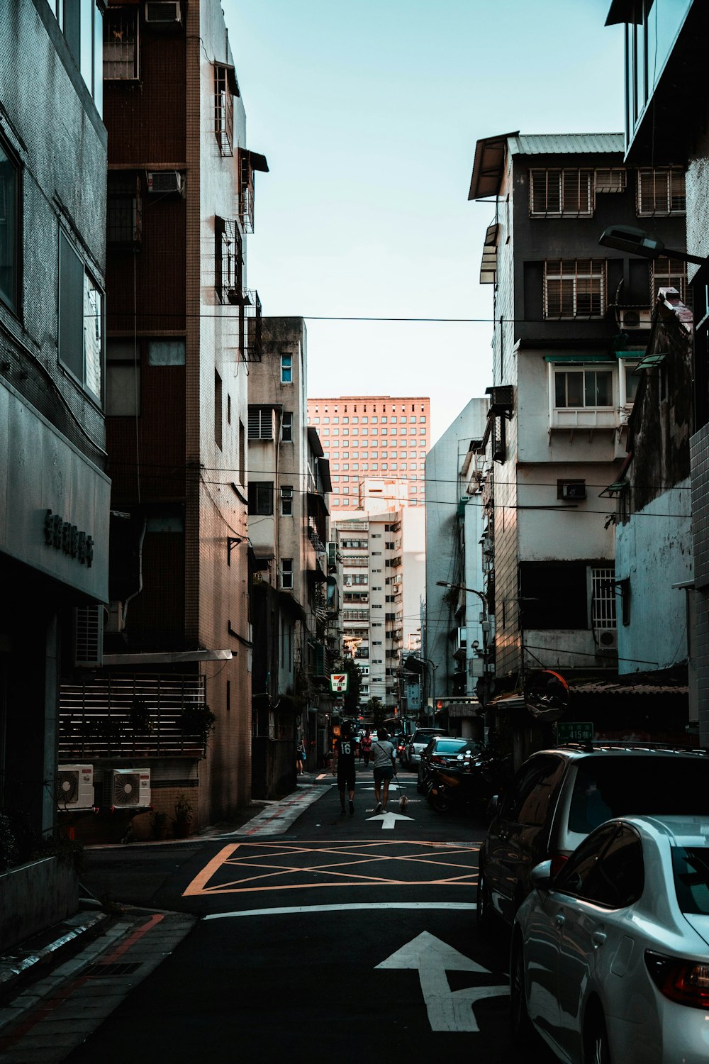 Städtische Gebäude in der Nähe von Graue und Weiße Straße D