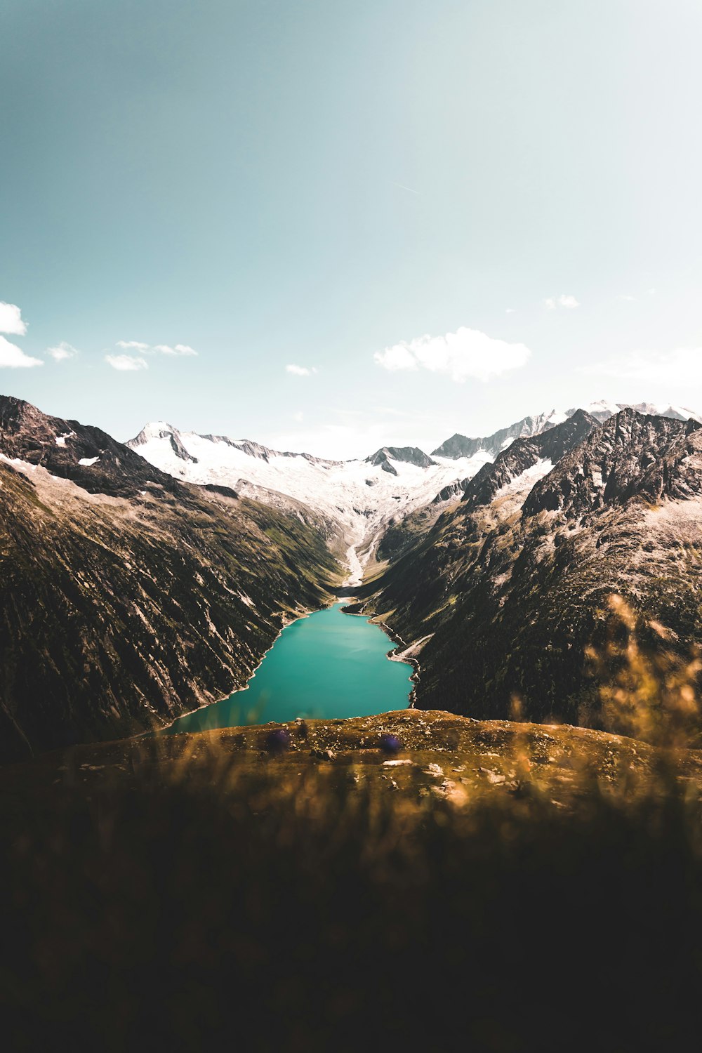 fotografia aerea dello specchio d'acqua tra le montagne