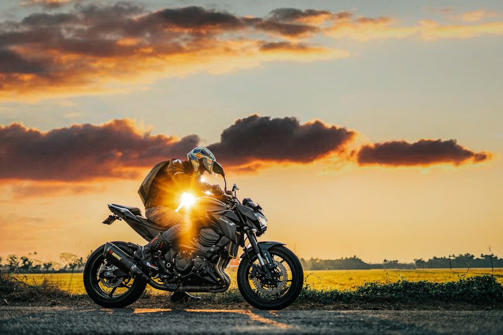 hombre montando en motocicleta