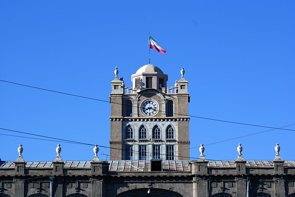 Reloj de la torre marrón