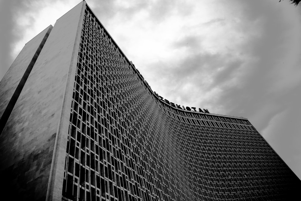 Graustufenfotografie für hohe Gebäude