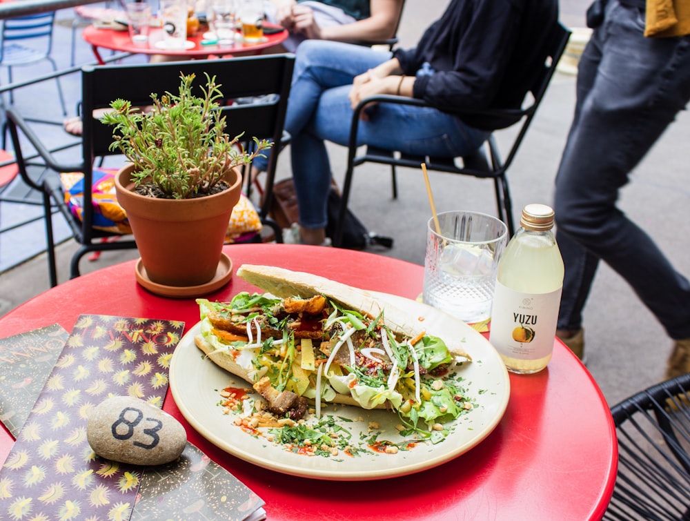 assiette d’aliments cuits