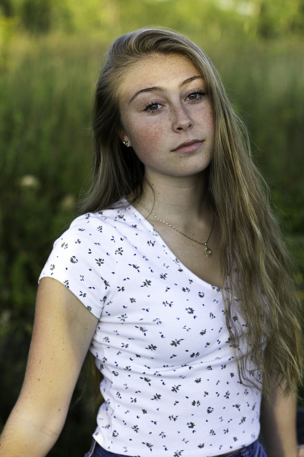 Femme portant une chemise à manches courtes à col rond à fleurs blanches et noires