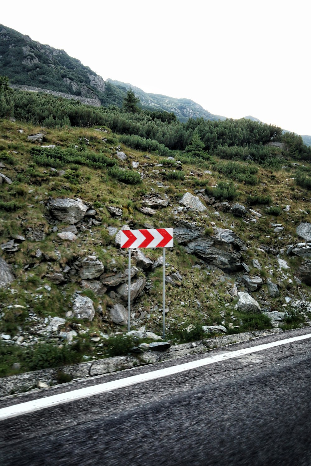 red and white right arrow road signage