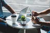 Personas reunidas trabajando en computadores portátiles