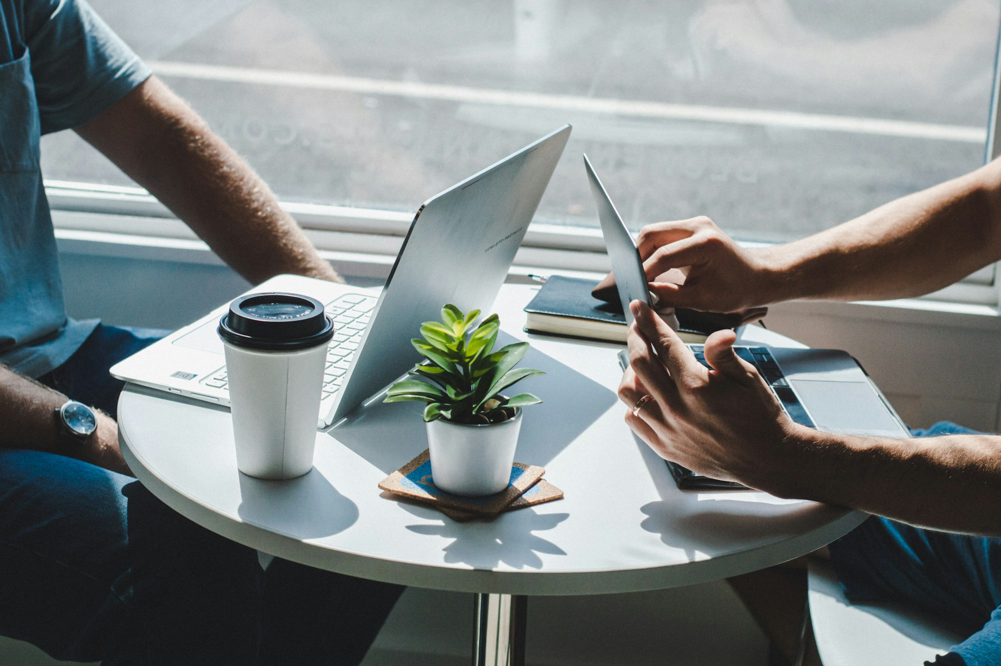 Laptops meeting in coffee shop 