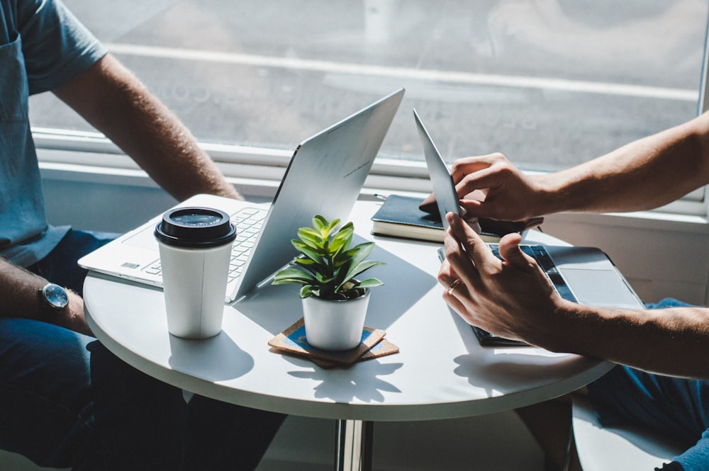 Two business persons are discussing