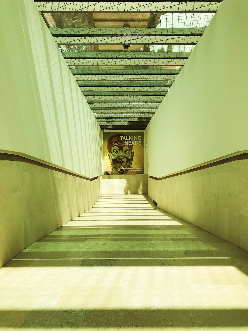 白と緑のコンクリート階段