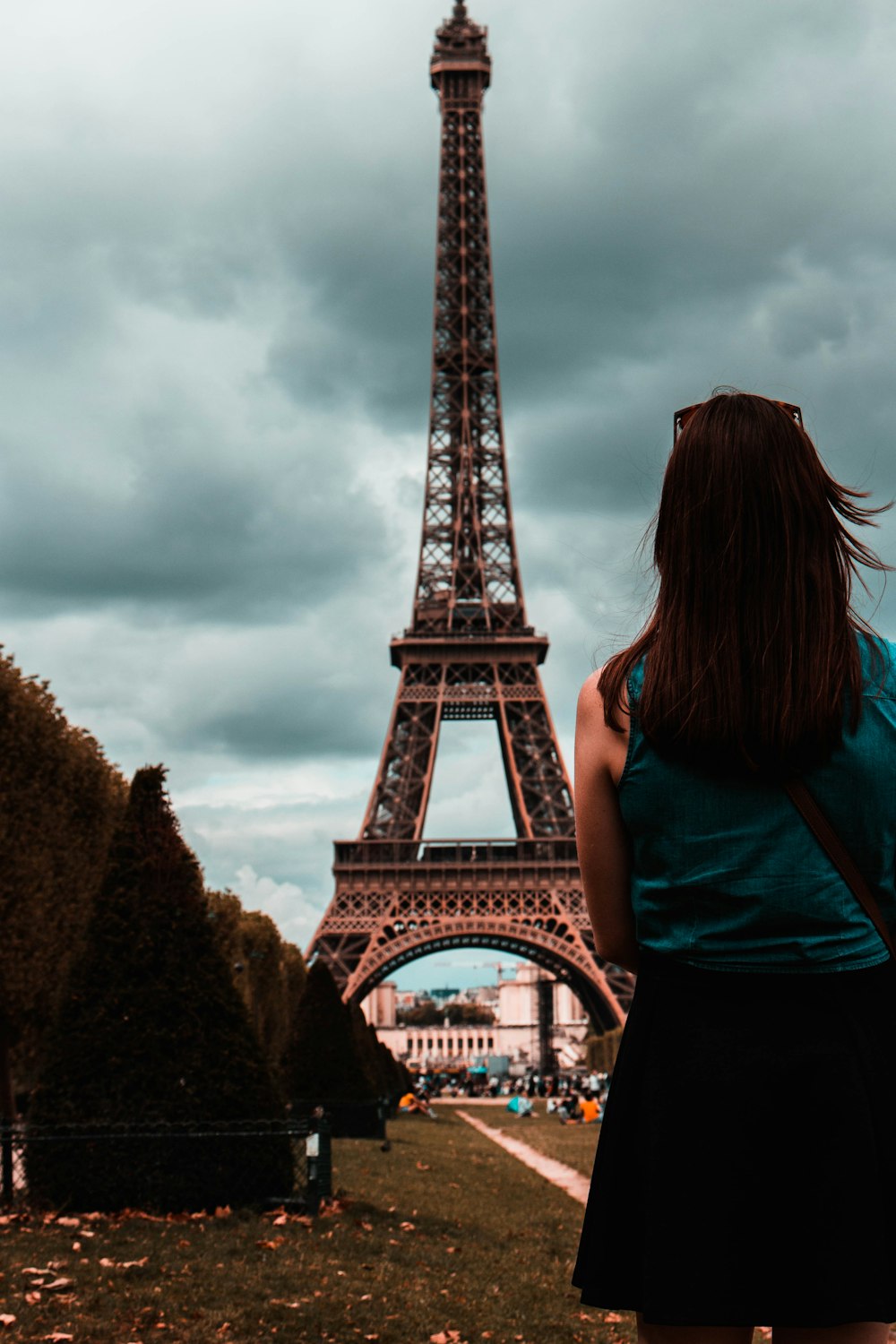 Frau mit Blick auf den Eiffelturm