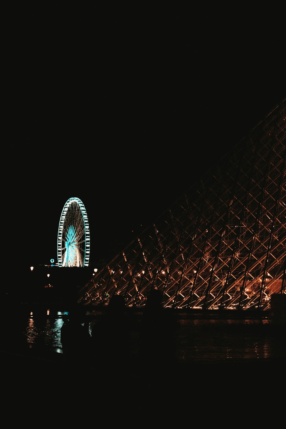 Museo vicino al parco divertimenti durante la notte
