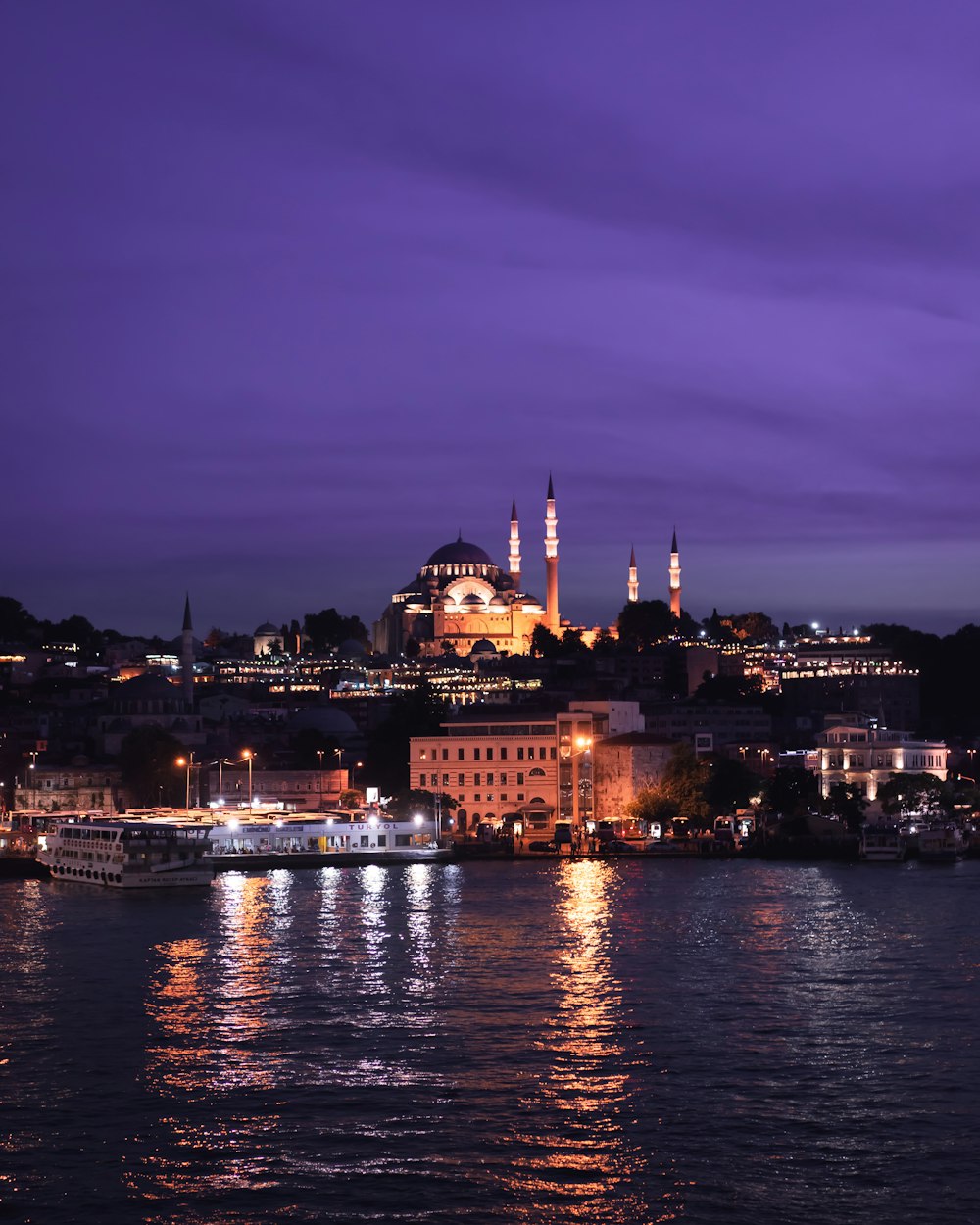 navio no cais perto do edifício à noite