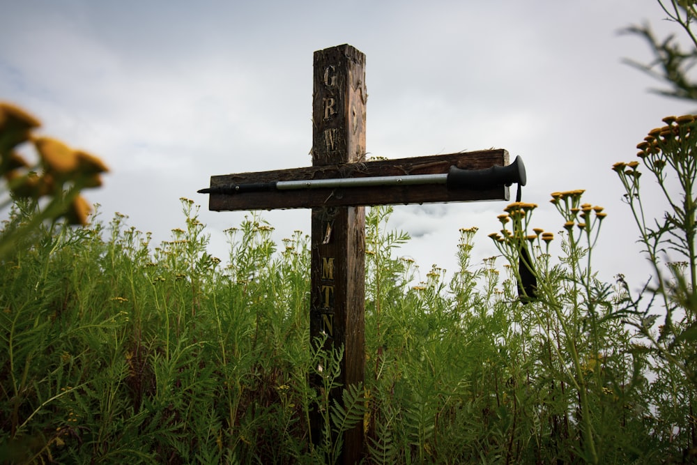 Cruz de madeira no campo da grama