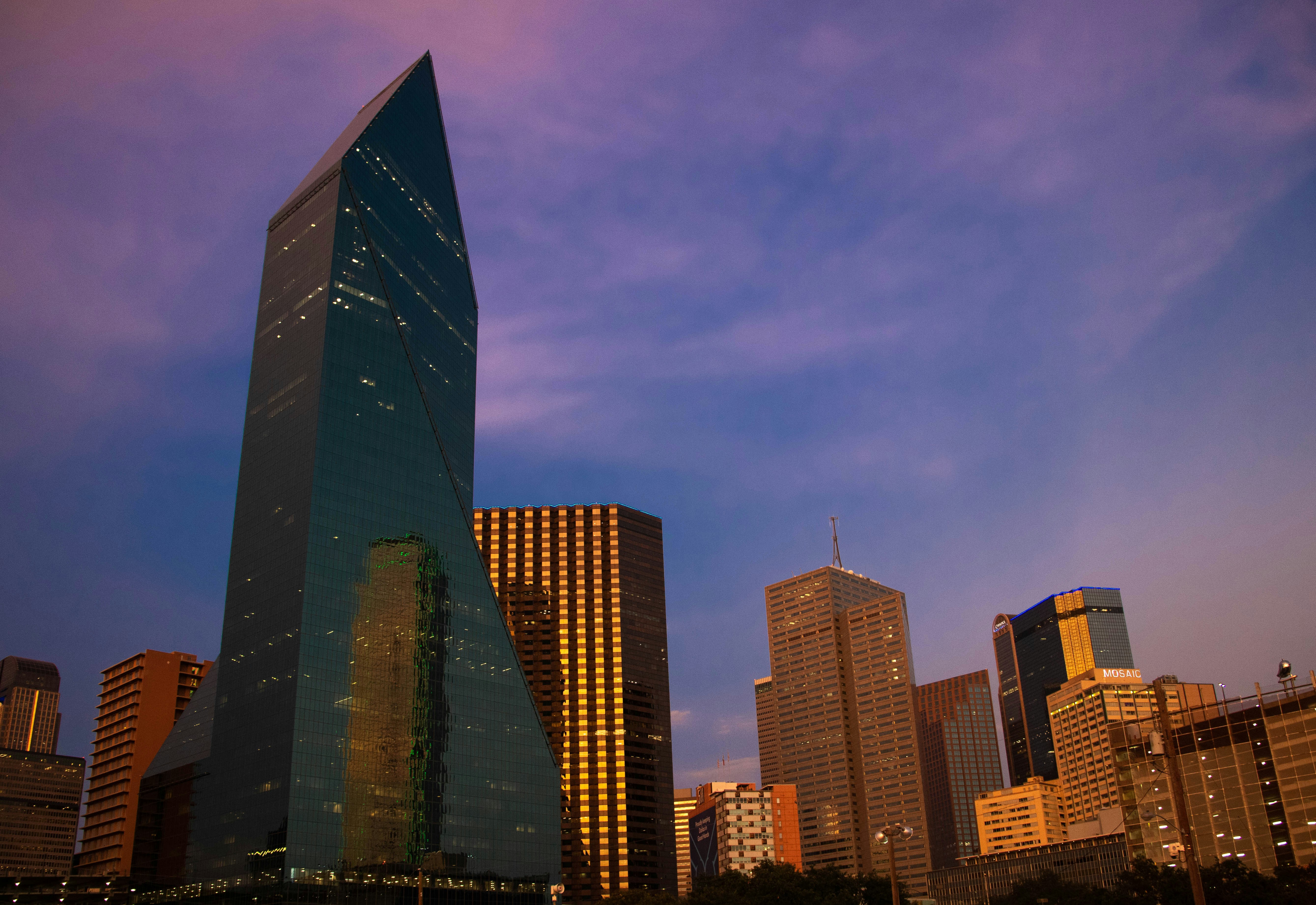 Hohes Baugrundstück tagsüber