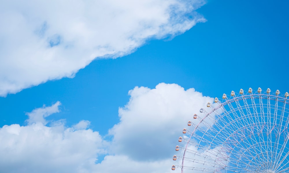 white ferris wheel during cloudy day