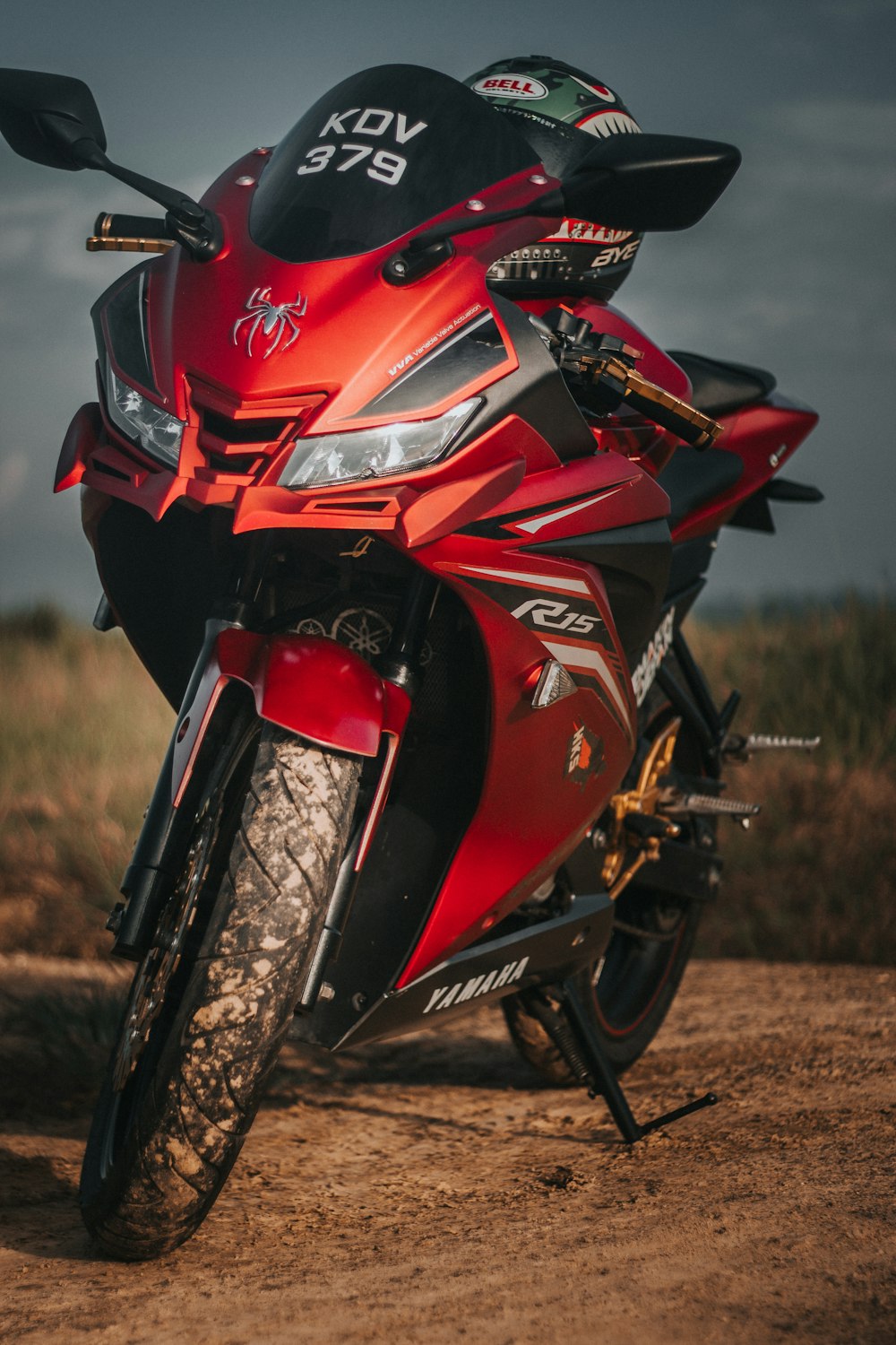 rote und schwarze Yamaha-Sportmotorrad-Makrofotografie