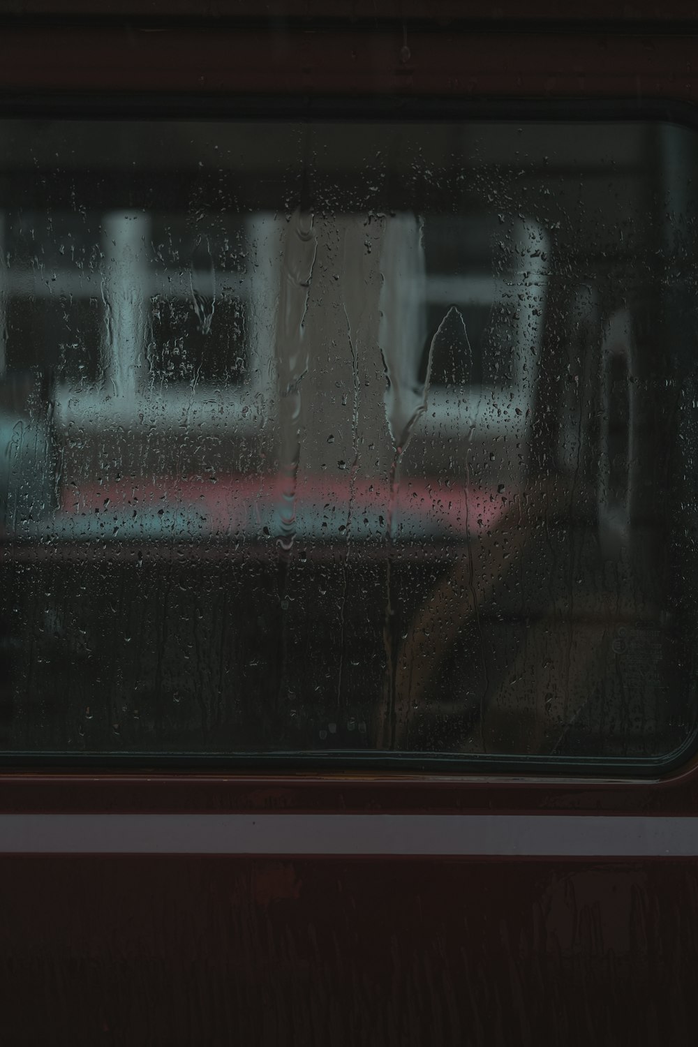 ein Fenster mit Regentropfen darauf