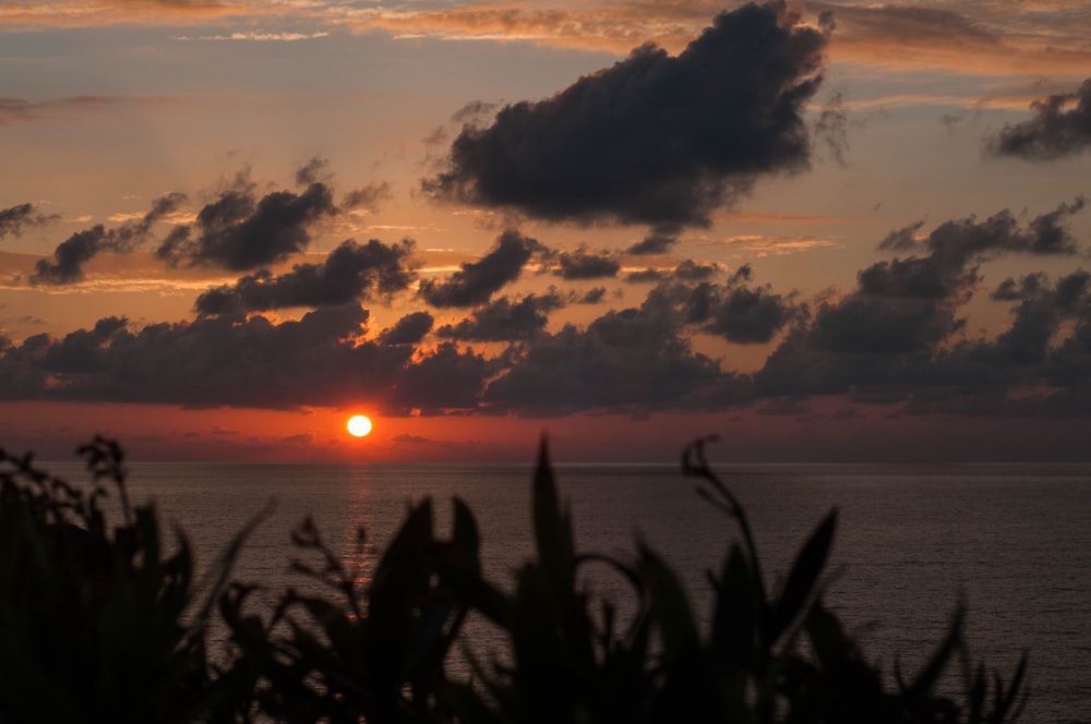 Cuerpo de agua bajo las nubes durante la hora dorada