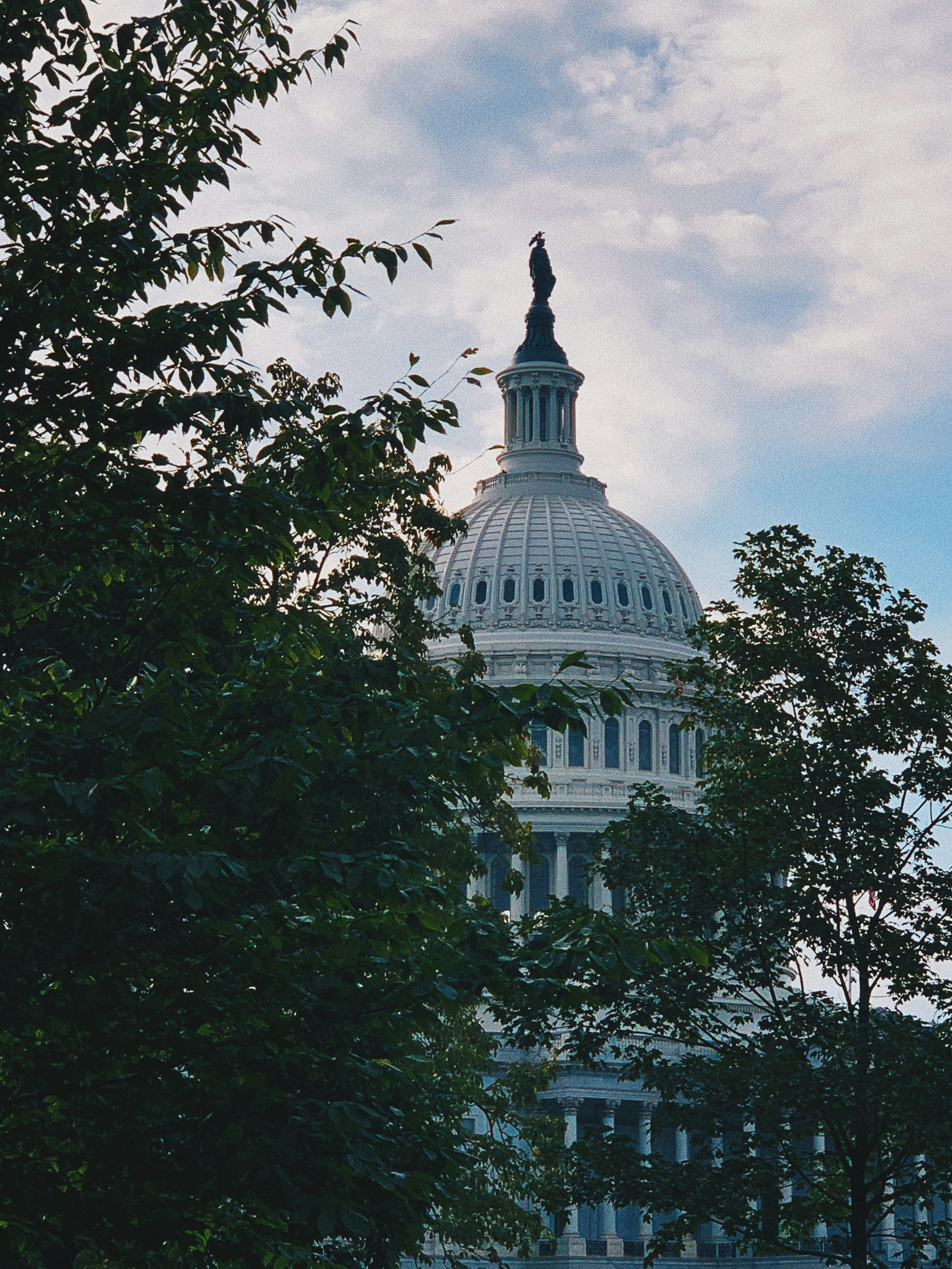 Kuppelgebäude aus weißem Beton