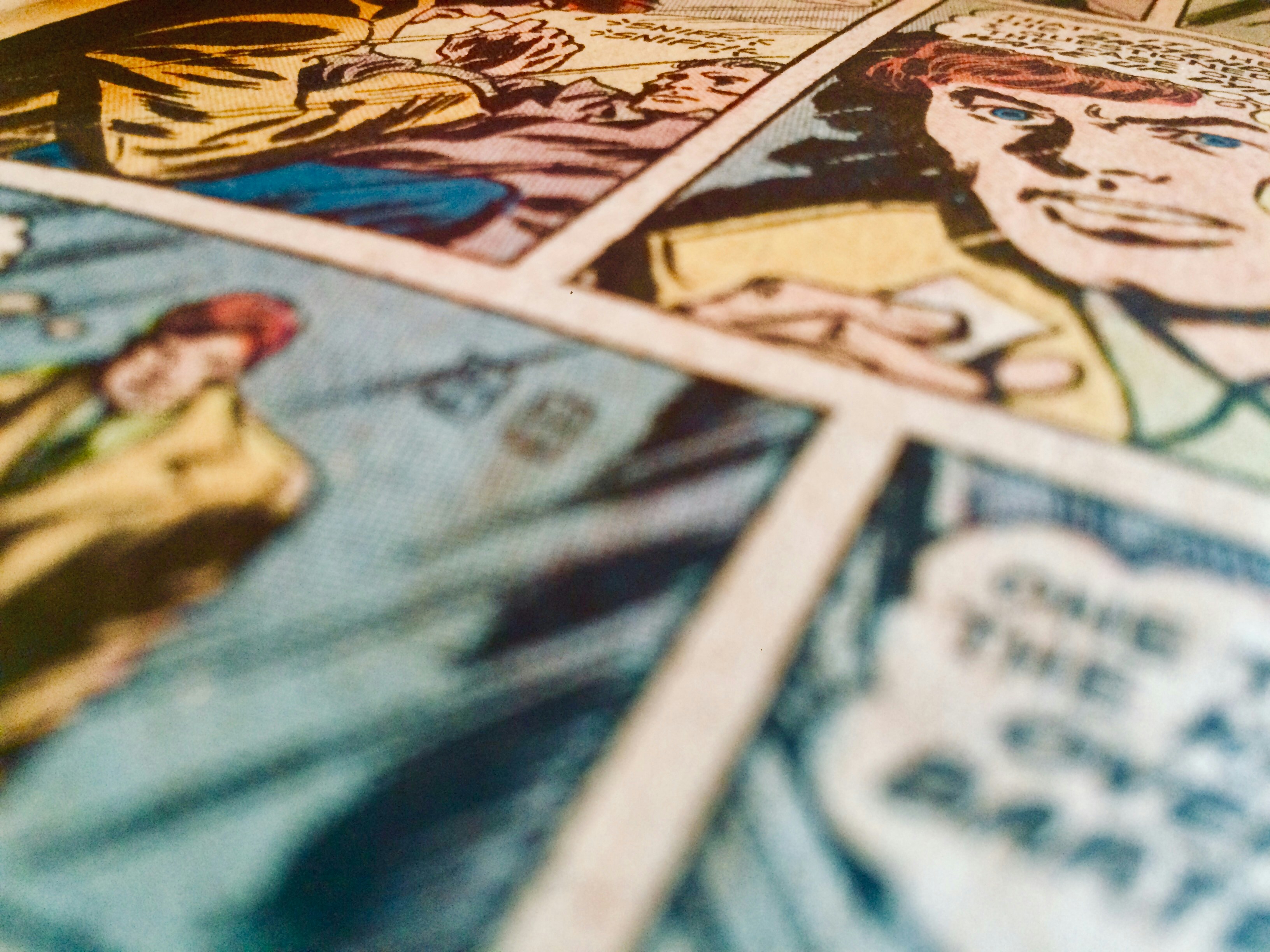 Un primo piano di fumetti su un tavolo