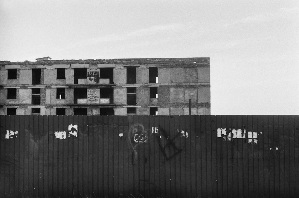 fotografia in scala di grigi di un edificio abbandonato