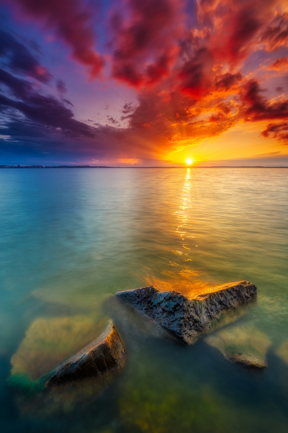 Specchio d'acqua blu durante l'ora d'oro