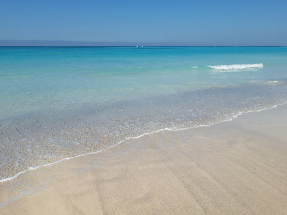 plage pendant la journée