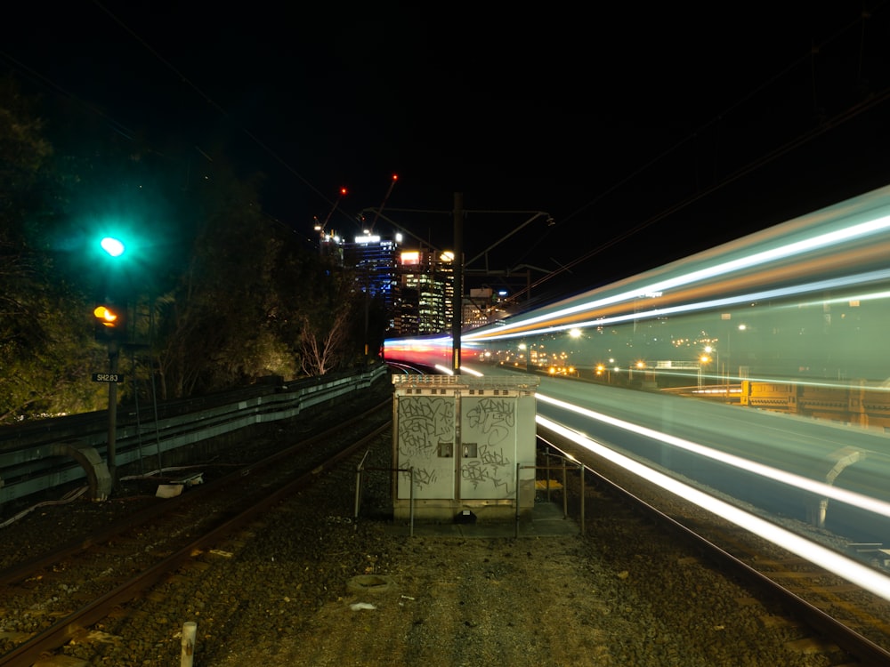 야간 도로의 타임랩스 촬영