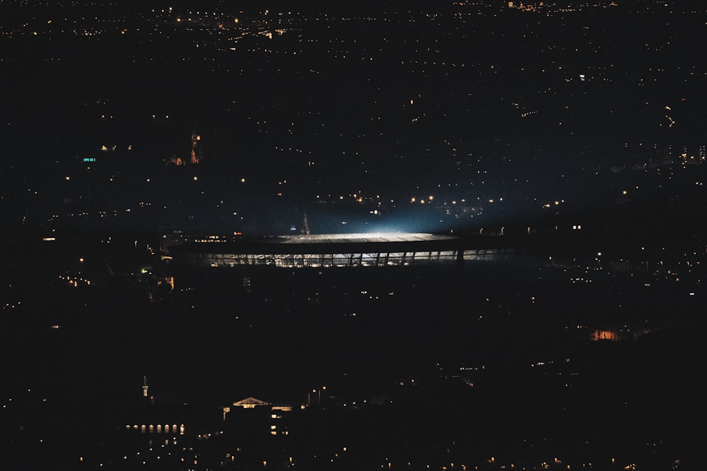 ciudad con rascacielos durante la noche