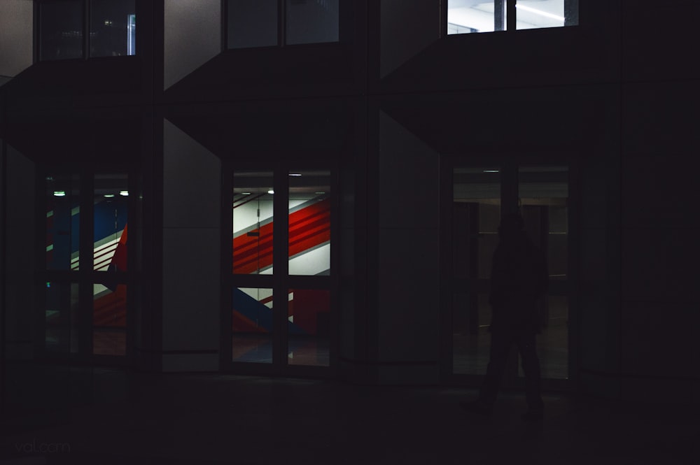 all'interno dell'edificio durante le ore notturne