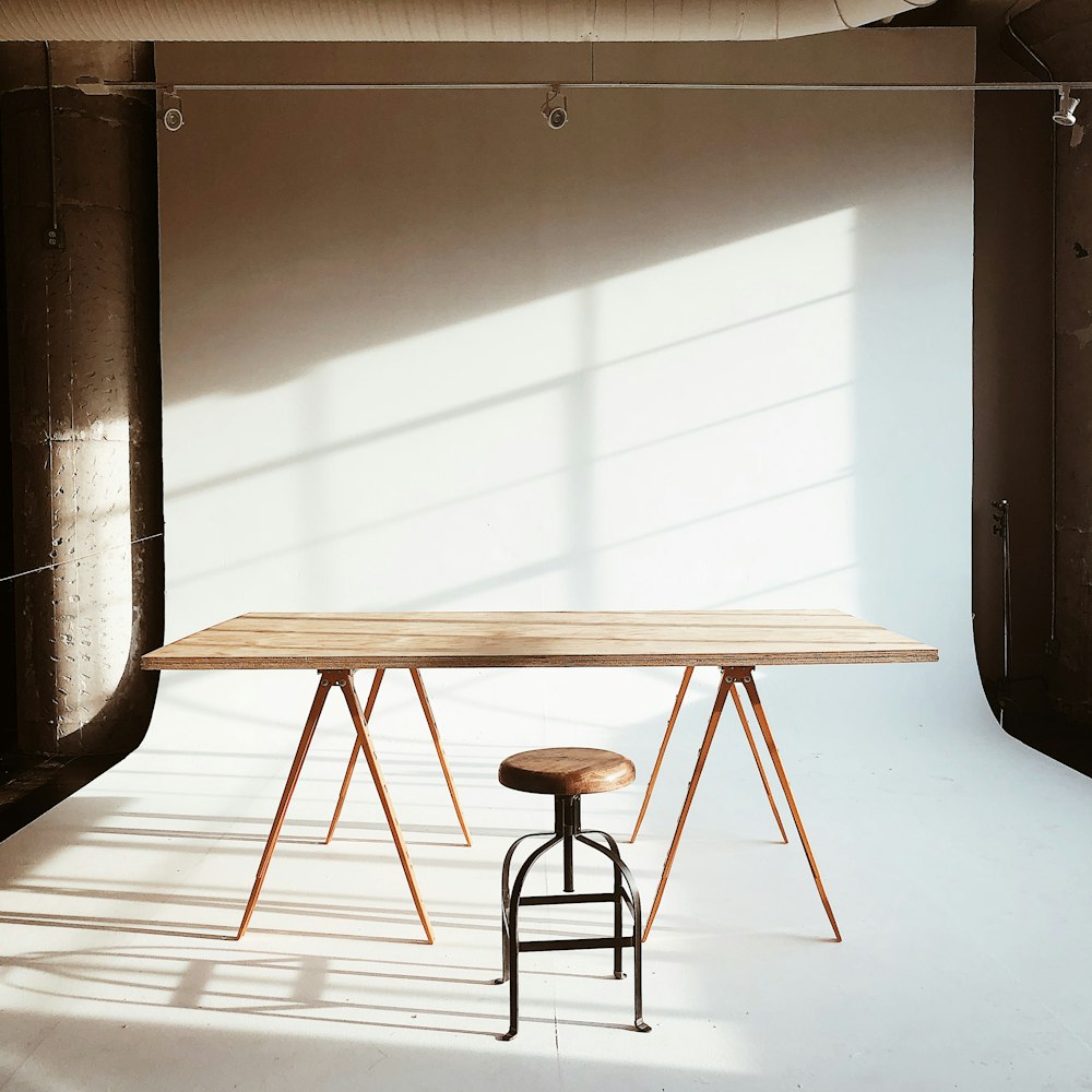 Mesa de madera marrón