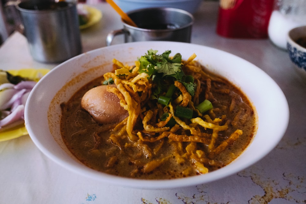 sopa de massa com folhas de legumes na tigela