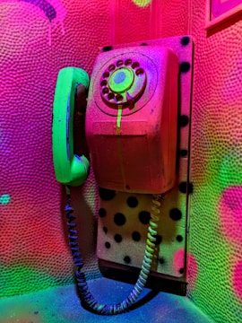 red rotary telephone