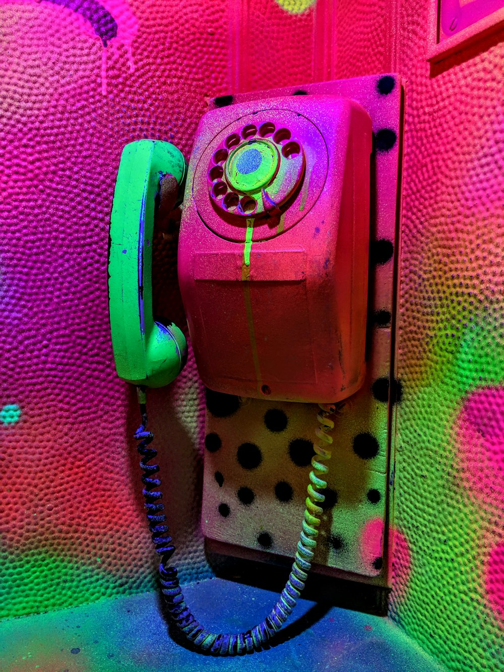 Téléphone à cadran rouge