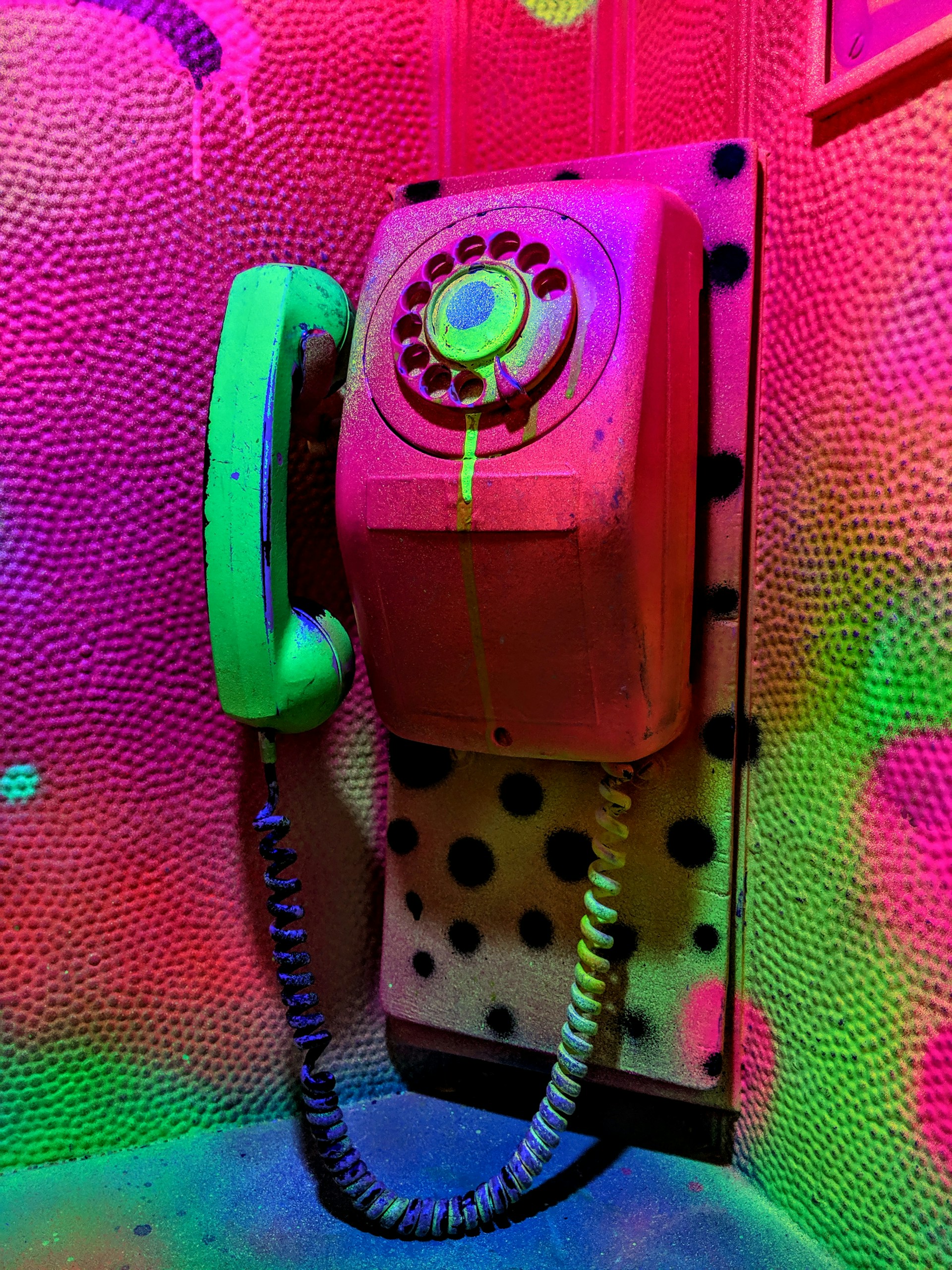 red rotary telephone