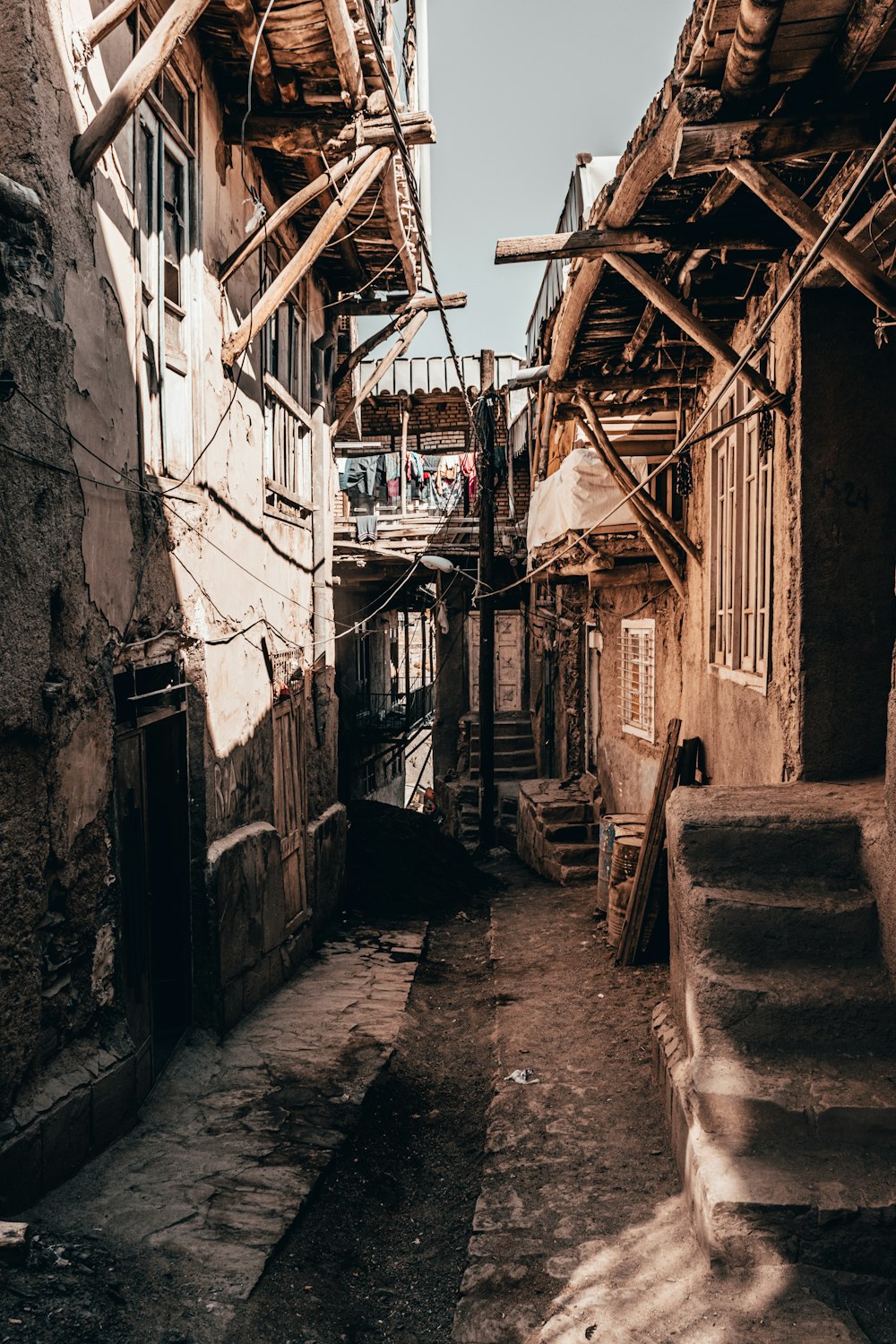 a narrow alley way with stairs and buildings