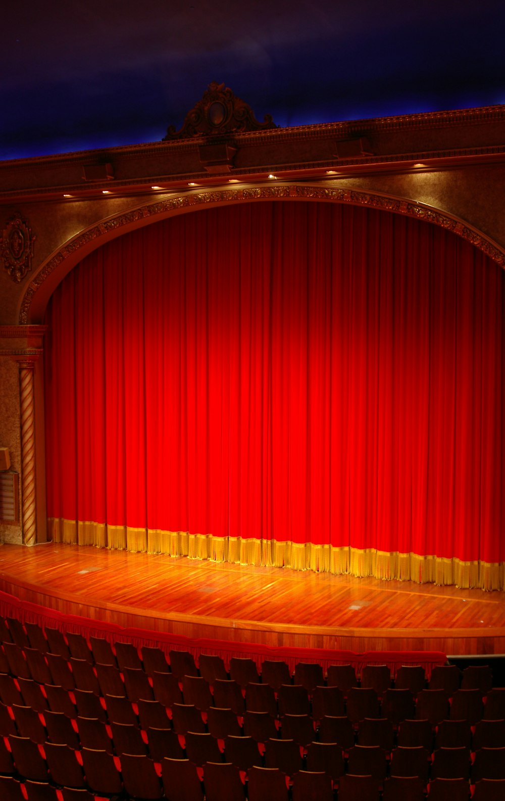 Palco vermelho e amarelo