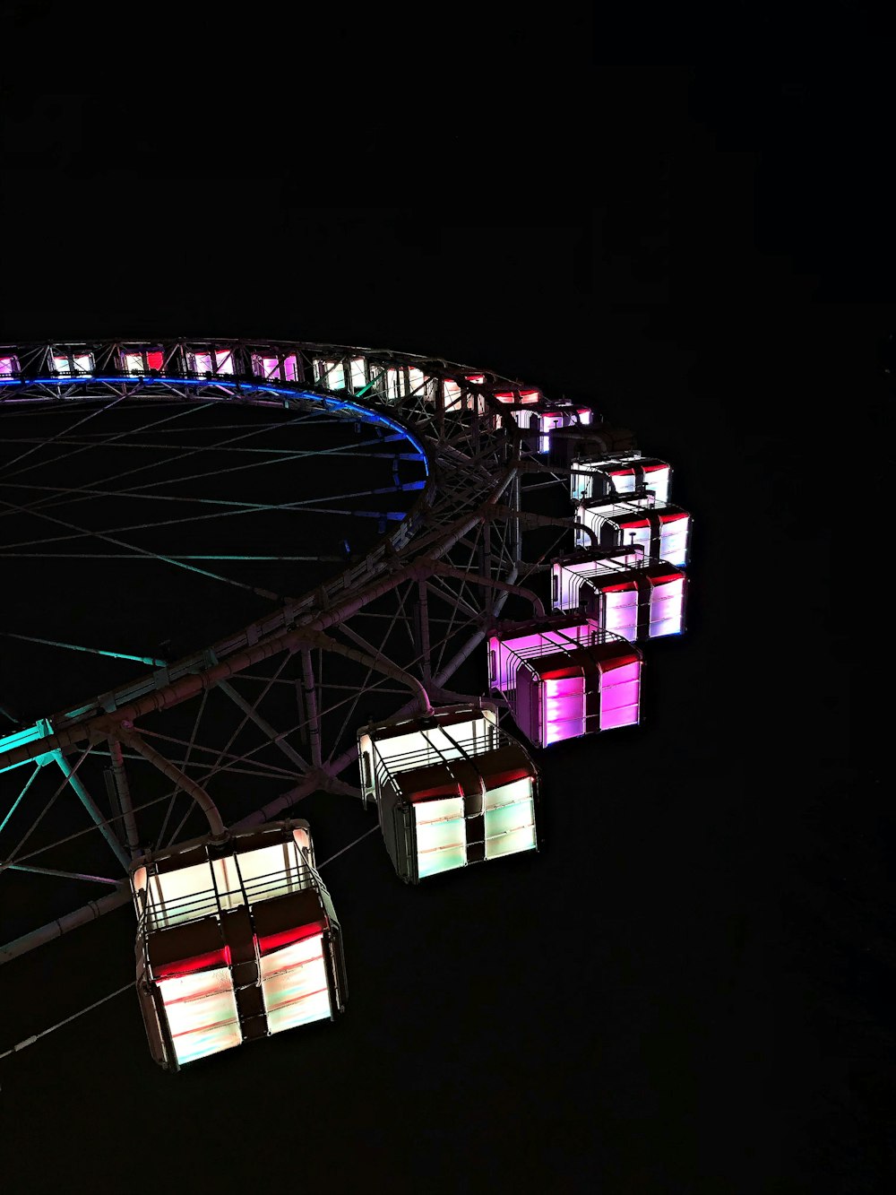 Ruota panoramica a LED durante la notte