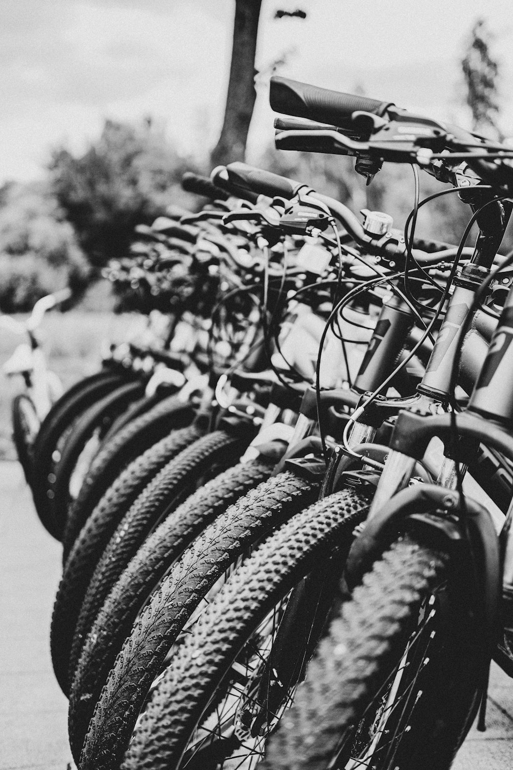 fotografia in scala di grigi della bicicletta parcheggiata