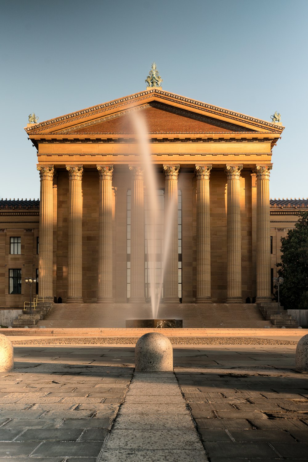 Ein großes Gebäude mit einem Brunnen davor