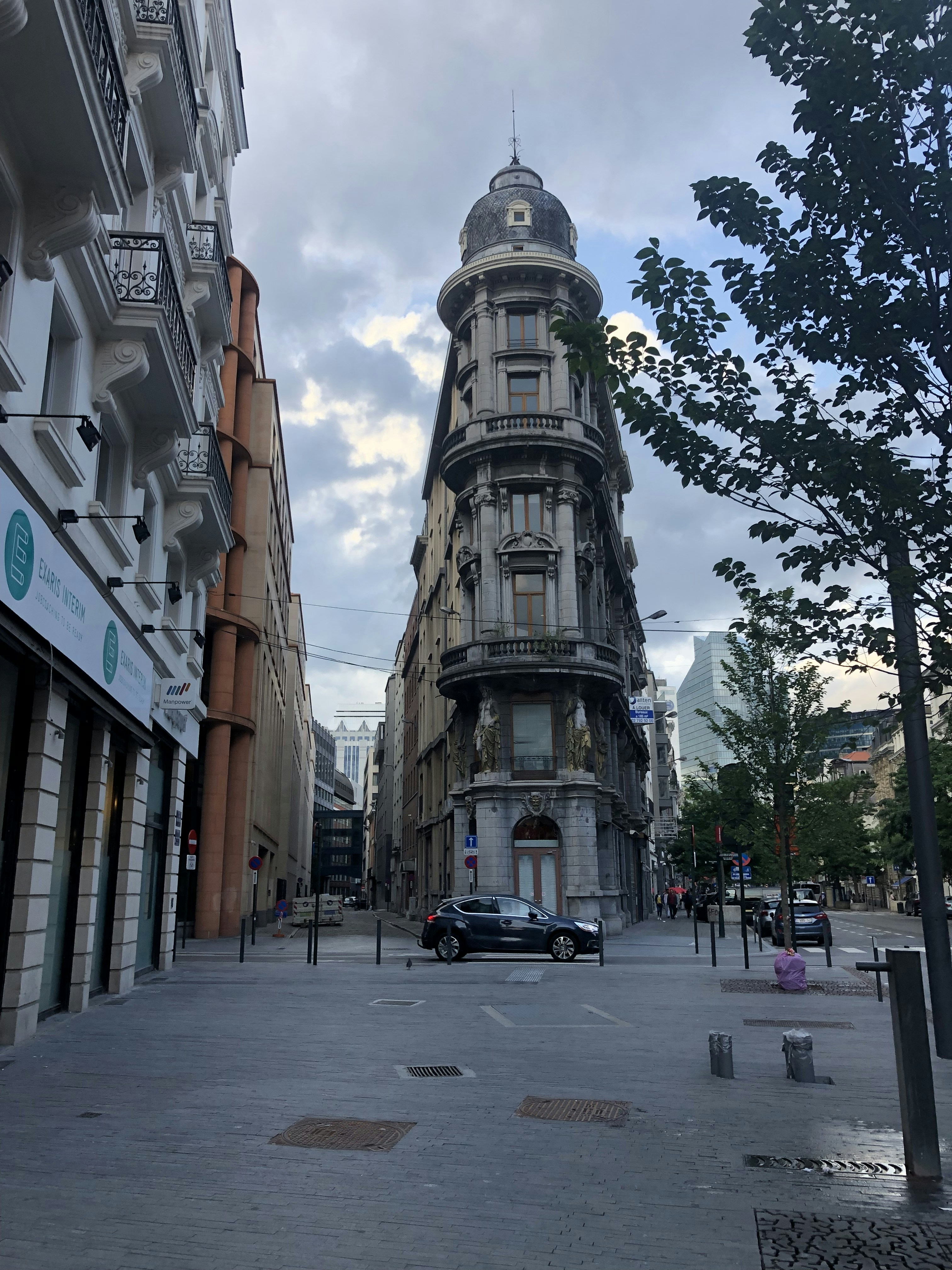 photo-1565803714334-2987d72d8acc?ixid=M3wxMjA3fDB8MXxzZWFyY2h8MTR8fG1hZHJpZDc3fGVufDB8fHx8MTc0OTI2NjIyM3ww\u0026ixlib=rb-4.1.0