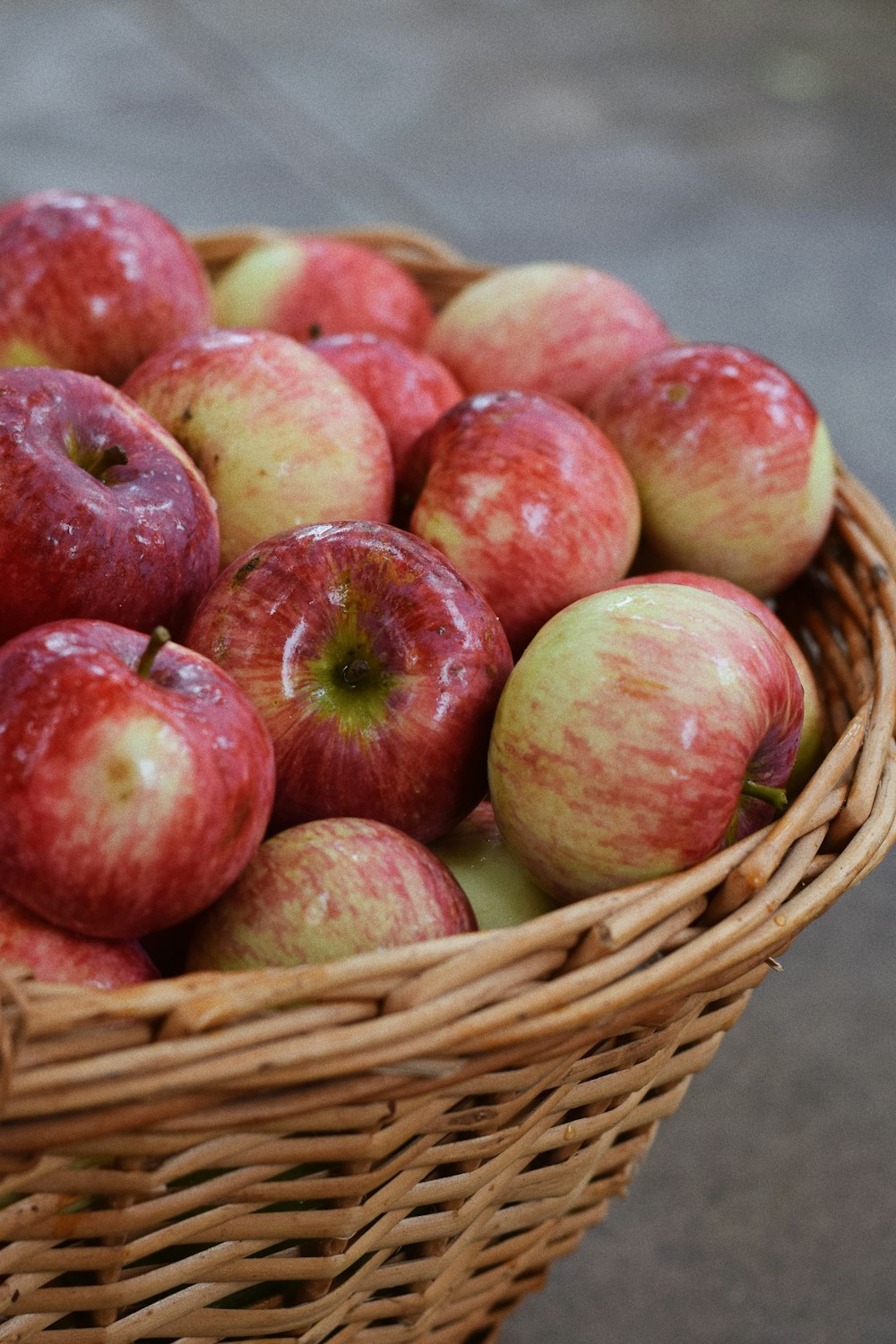 Frutas de maçã na cesta