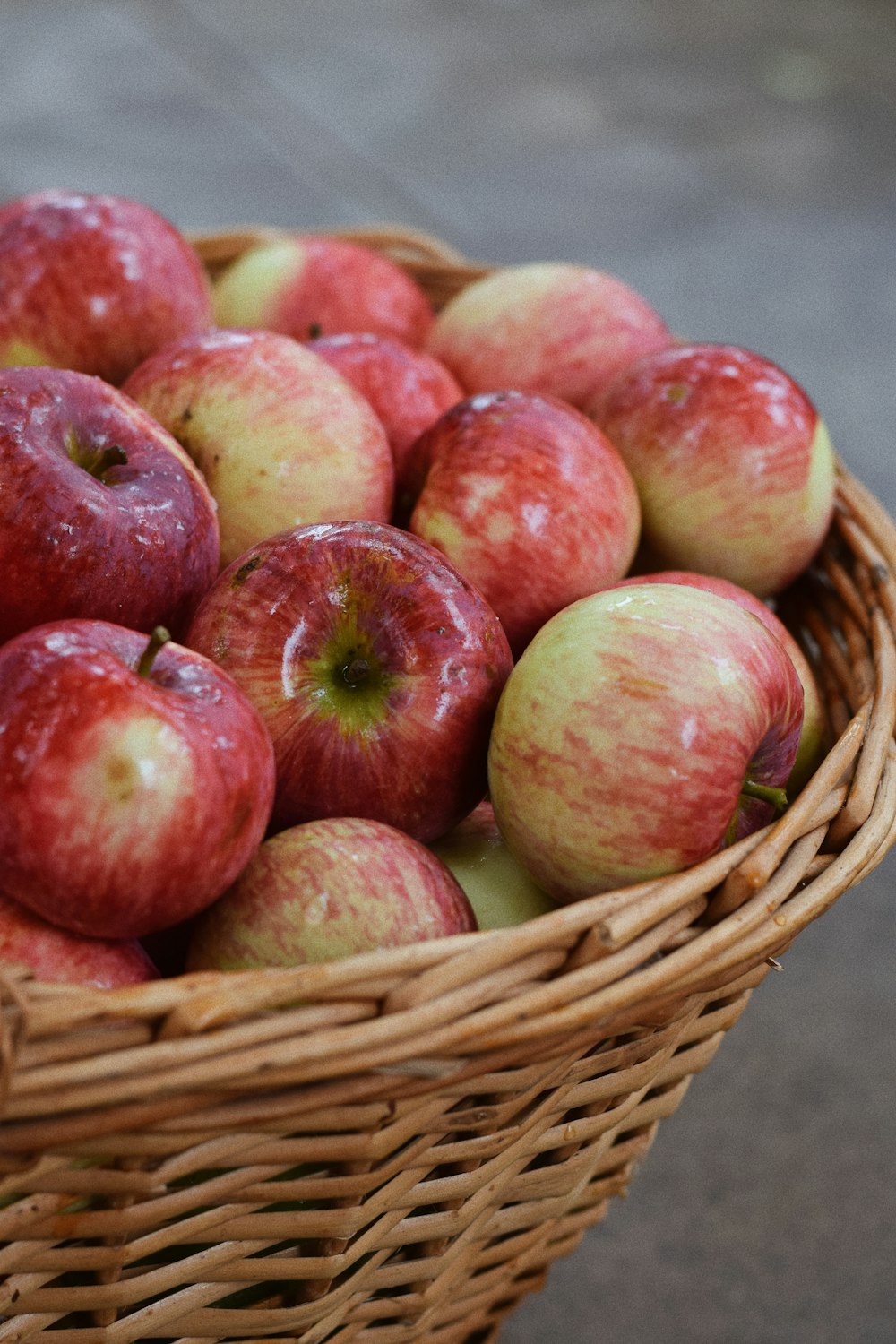 apple fruits in basket