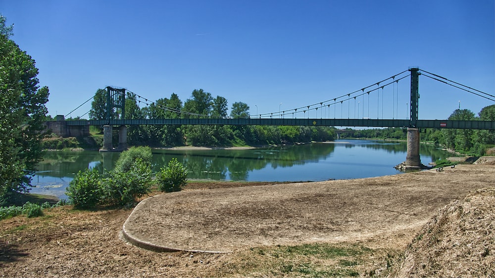 Brücke und Fluss